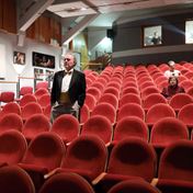 Jaroslav Dušek v hledišti Divadla Na Jezerce, kostýmová zkouška